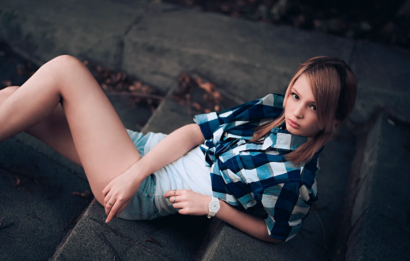 Фото обои шорты, ступеньки, рубашка, ножки, Emily Browning, похожа на, Elya