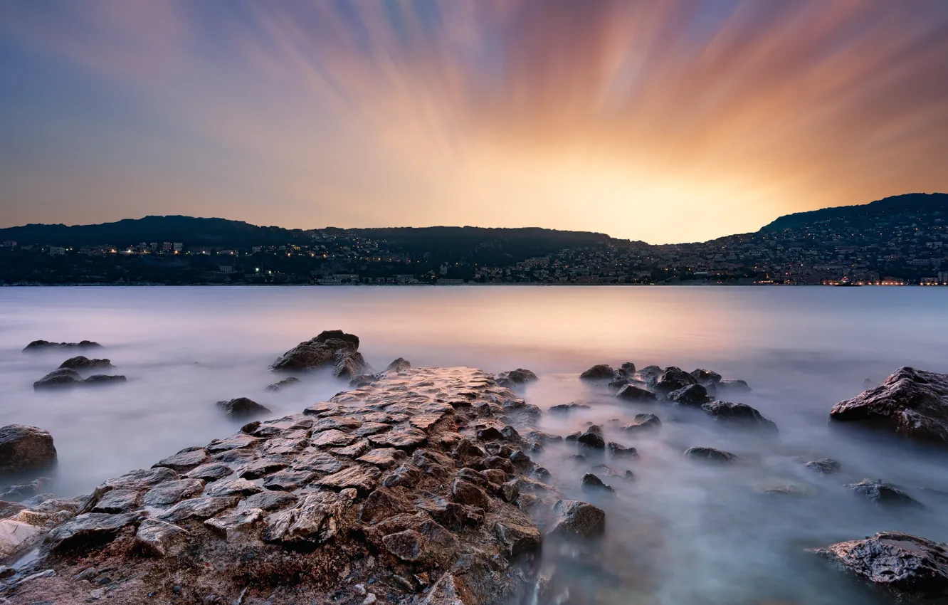 Фото обои небо, солнце, облака, лучи, свет, горы, город, огни