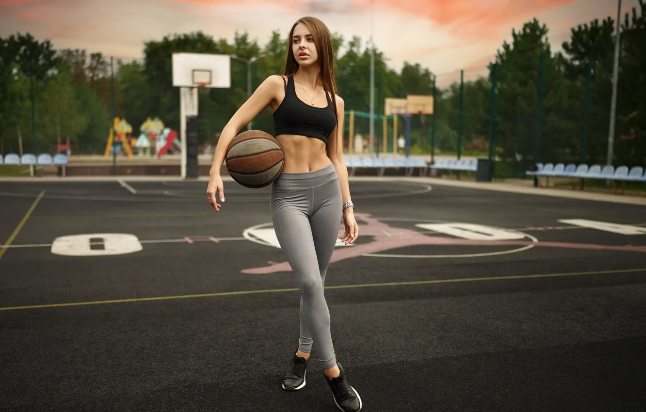Фото обои девушка, поза, мяч, фигура, баскетбол, спортивная площадка, Иван Ковалёв, Алика Павлова