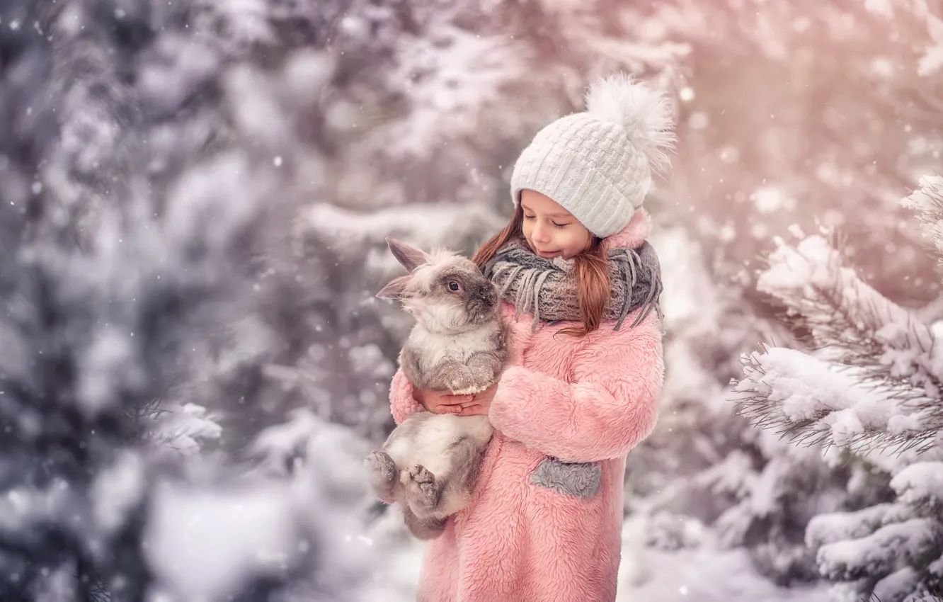 Фото обои зима, снег, шапка, кролик, девочка, друзья, шубка, Марта Козел