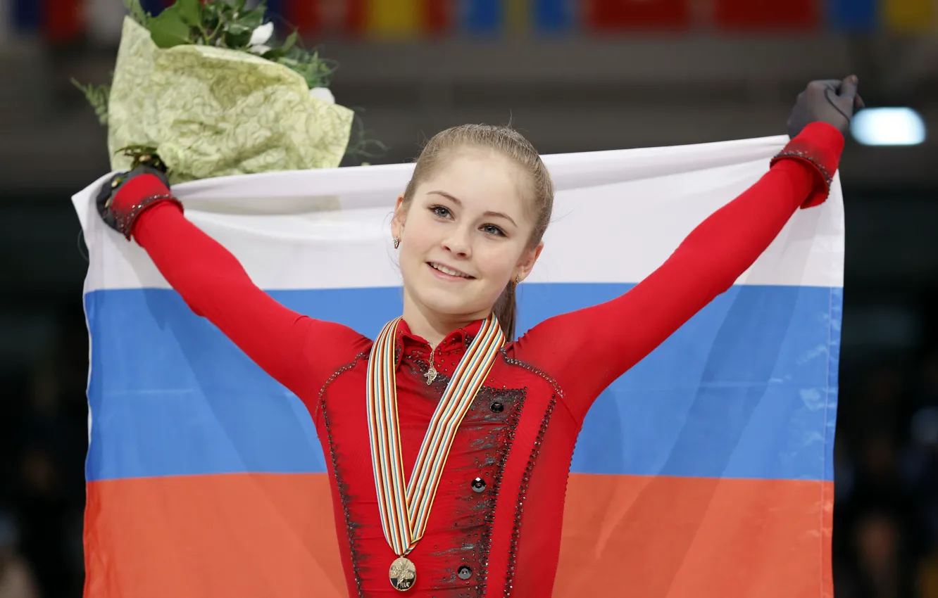 Фото обои улыбка, победа, букет, флаг, медаль, РОССИЯ, Юлия Липницкая, фигуристка