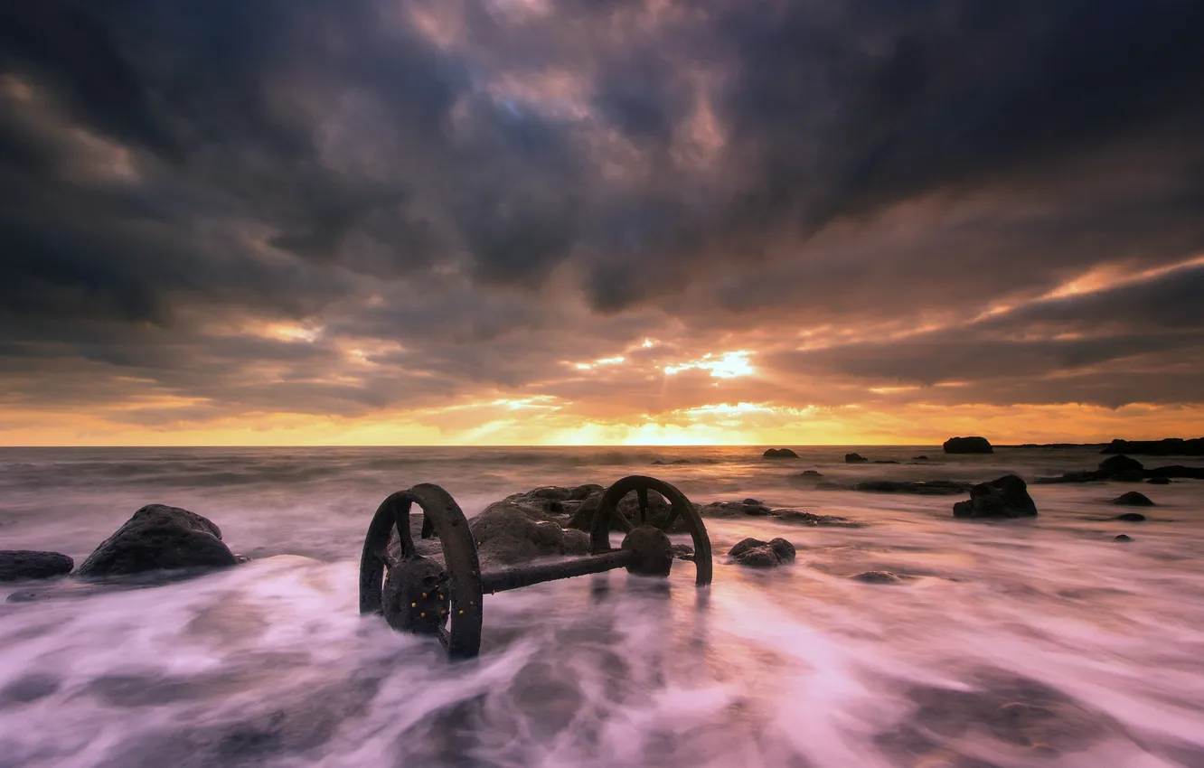 Фото обои море, закат, колёса