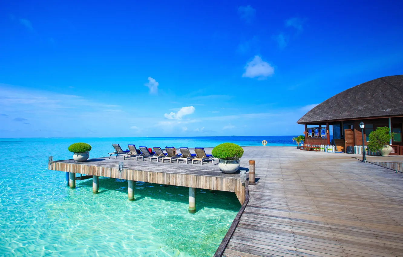 Фото обои море, небо, солнце, тропики, горизонт, Мальдивы, курорт, лежаки