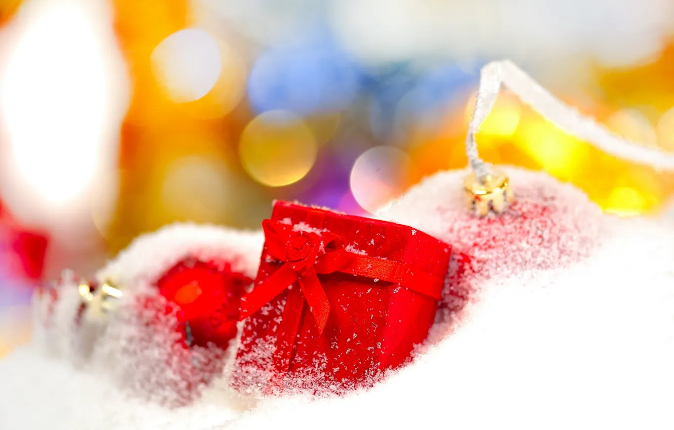 Фото обои снег, праздник, обои, новый год, christmas, new year, подарки. новогодние, красный.фон