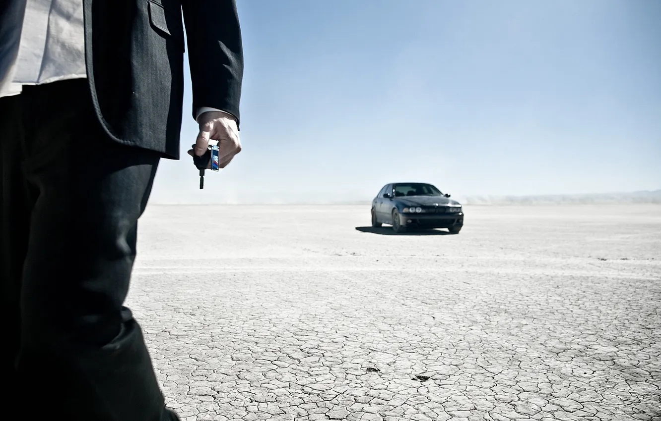 Фото обои авто, пустыня, человек, BMW