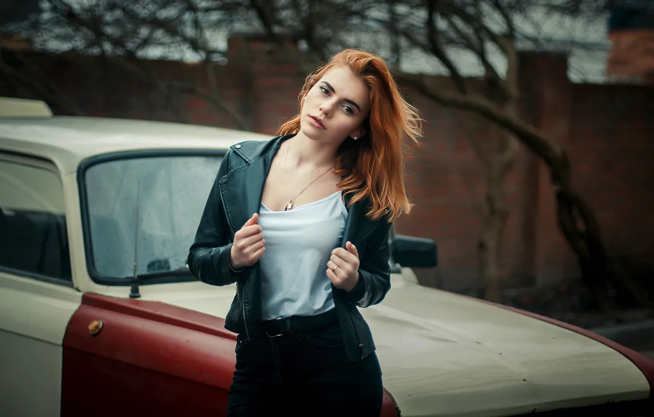 Фото обои машина, авто, взгляд, девушка, поза, рыжая, рыжеволосая, Москвич