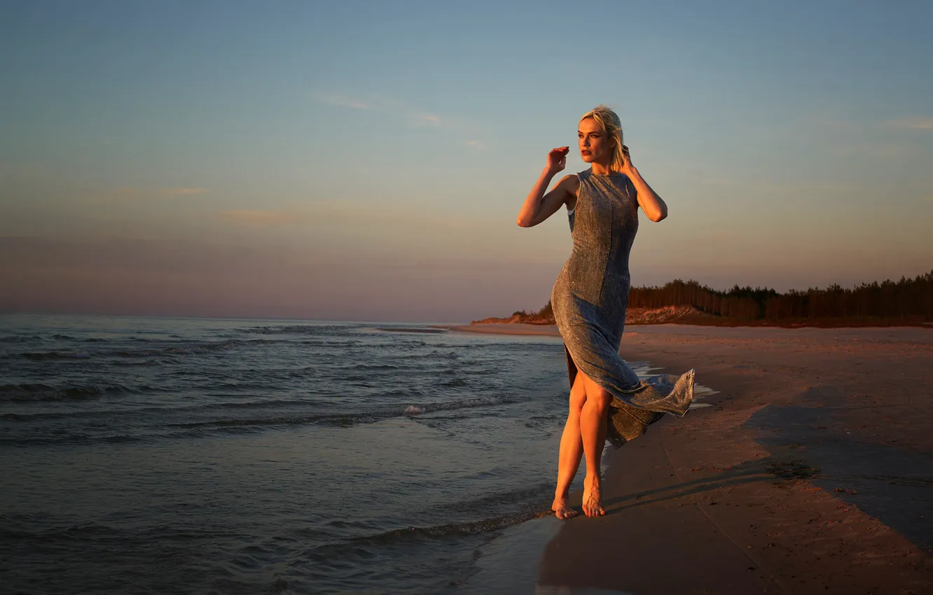 Фото обои песок, море, пляж, небо, солнце, поза, модель, портрет