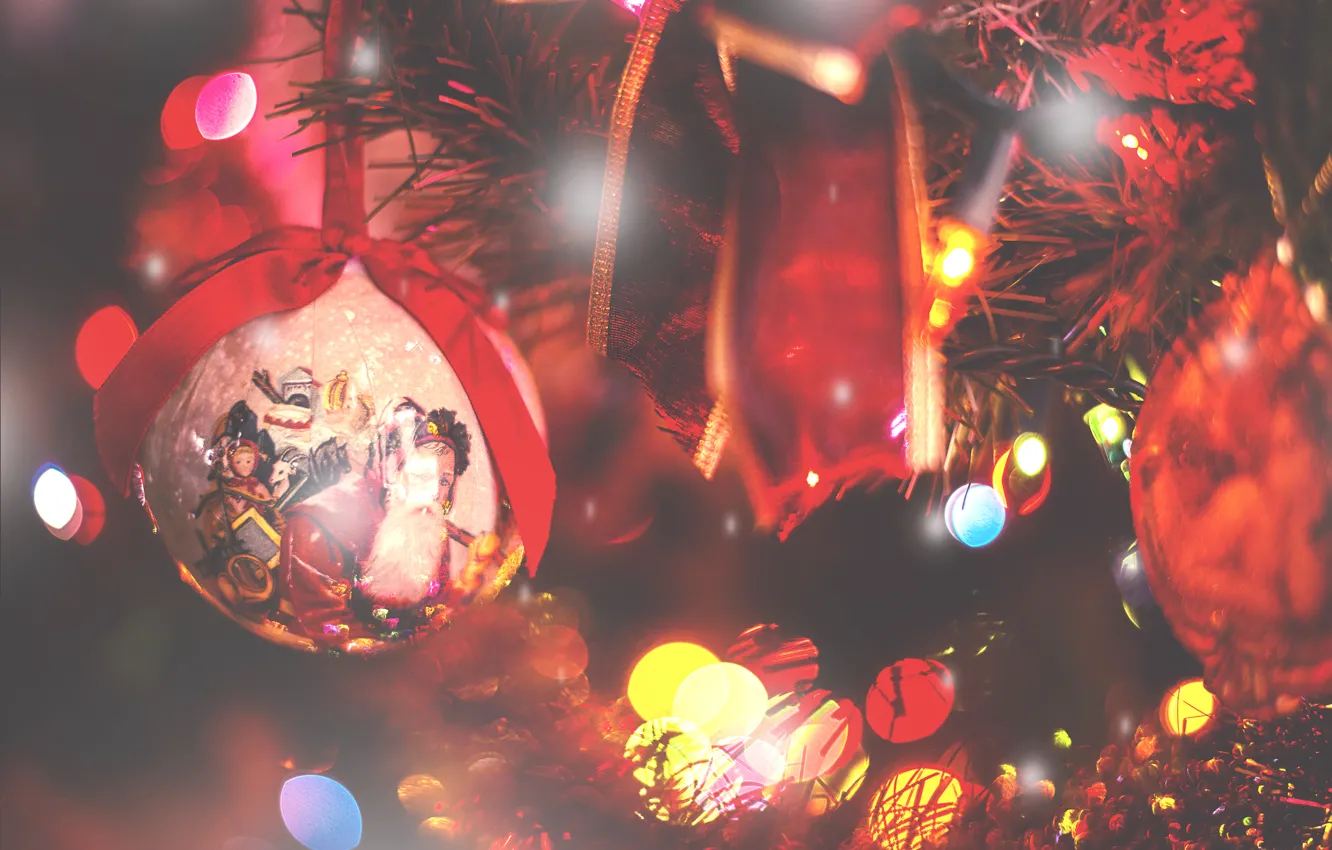 Фото обои праздник, шар, огоньки, лента, ёлка, украшение, боке, новогодний