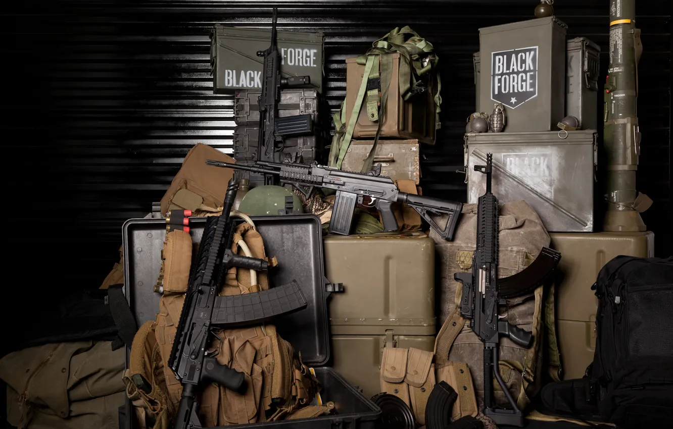 Фото обои оружие, склад, ящики, сумки, гранаты, магазины, амуниция, автоматы