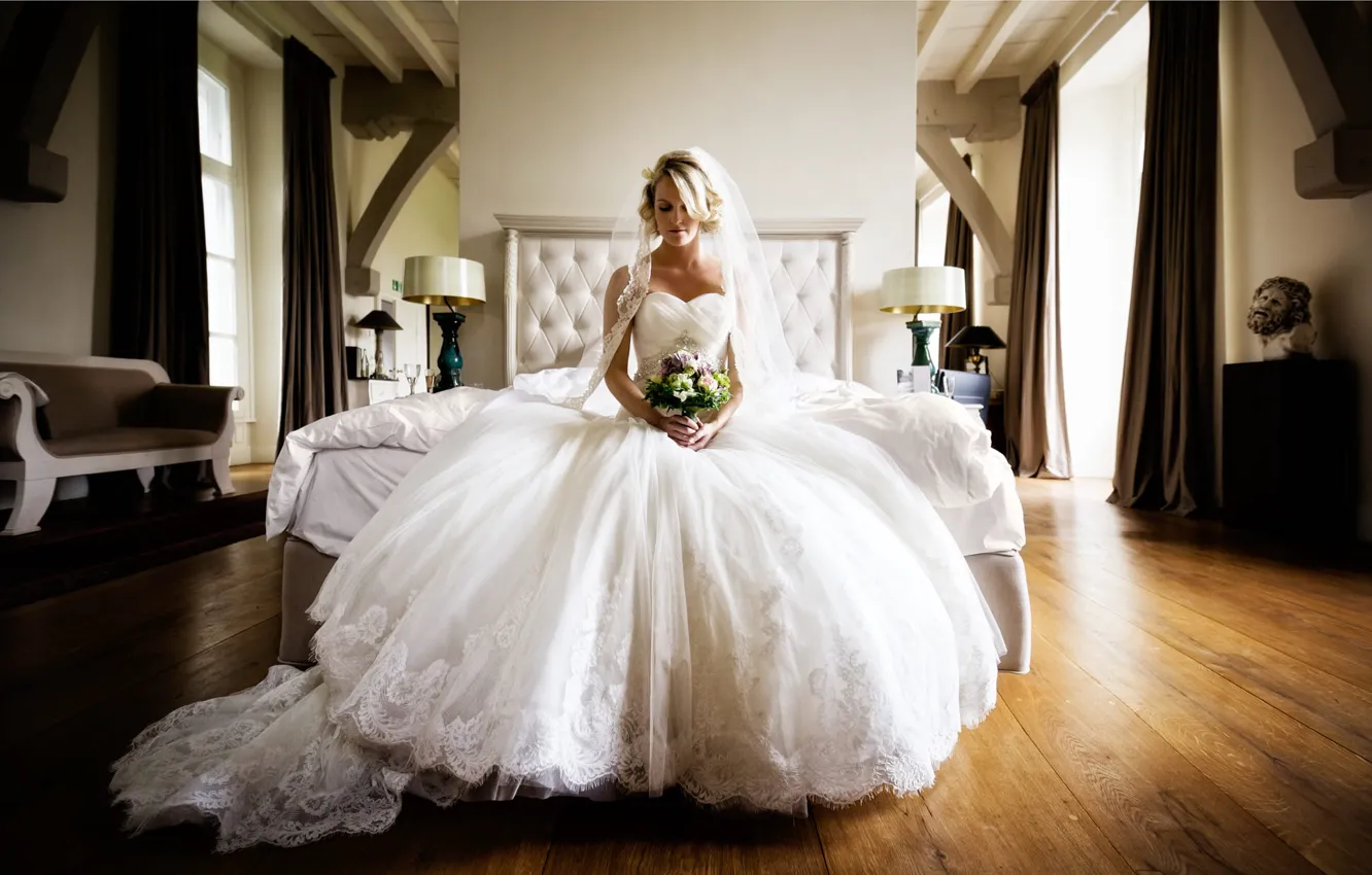 Фото обои девушка, комната, букет, платье, невеста, Florian Weiler
