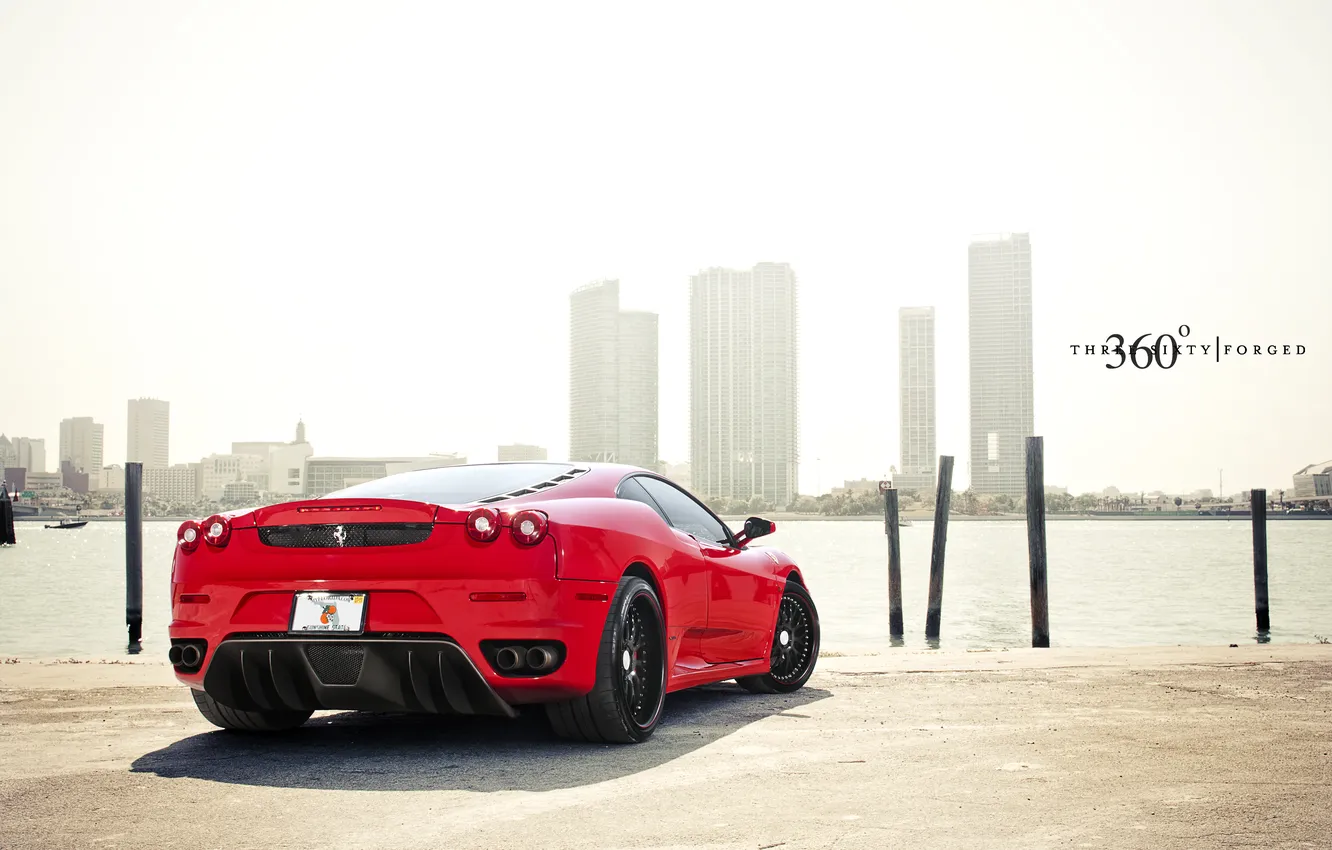 Фото обои красный, F430, Ferrari, феррари, небоскрёбы, задняя часть, 360 three sixty forged