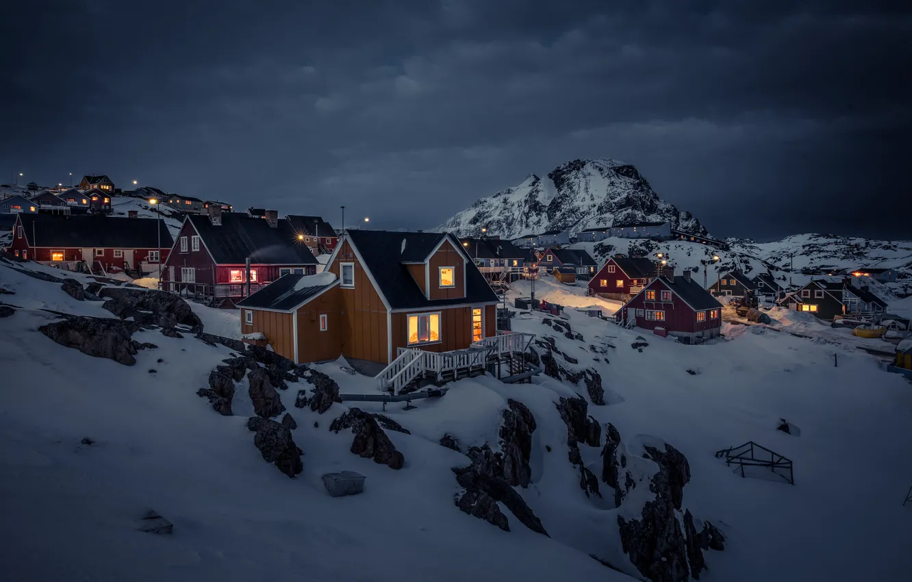 Фото обои снег, горы, ночь, огни, дома, буря, Гренландия, серые облака
