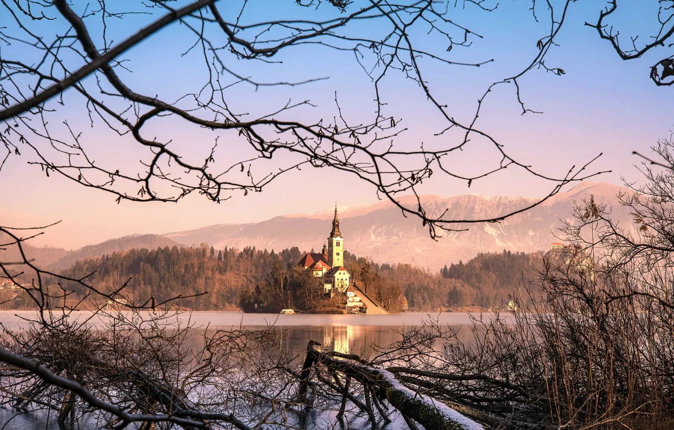 Фото обои зима, снег, пейзаж, горы, ветки, природа, озеро, церковь