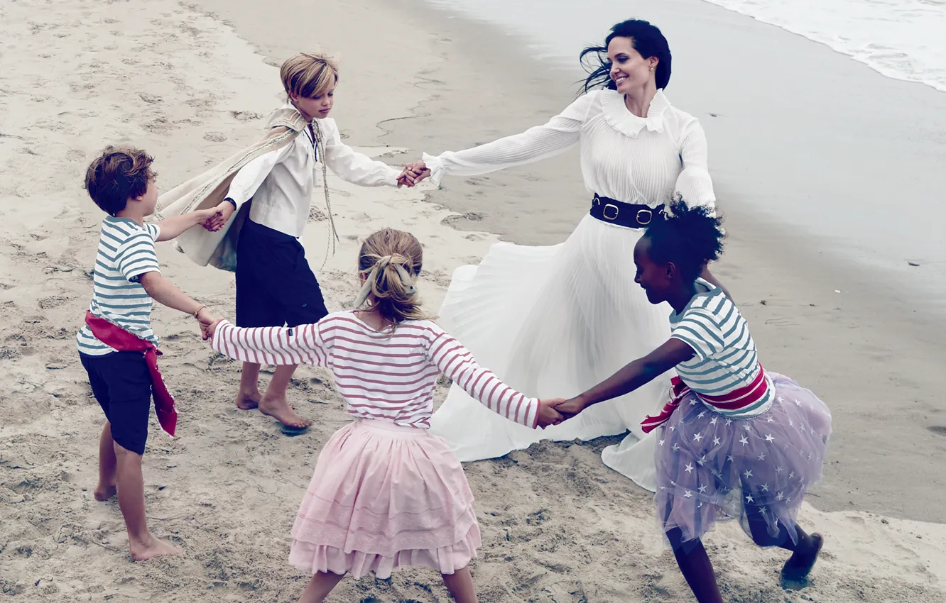 Фото обои песок, море, дети, берег, платье, актриса, брюнетка, Анджелина Джоли
