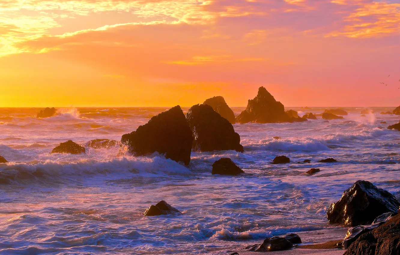 Фото обои море, волны, небо, солнце, закат, скалы, берег, горизонт