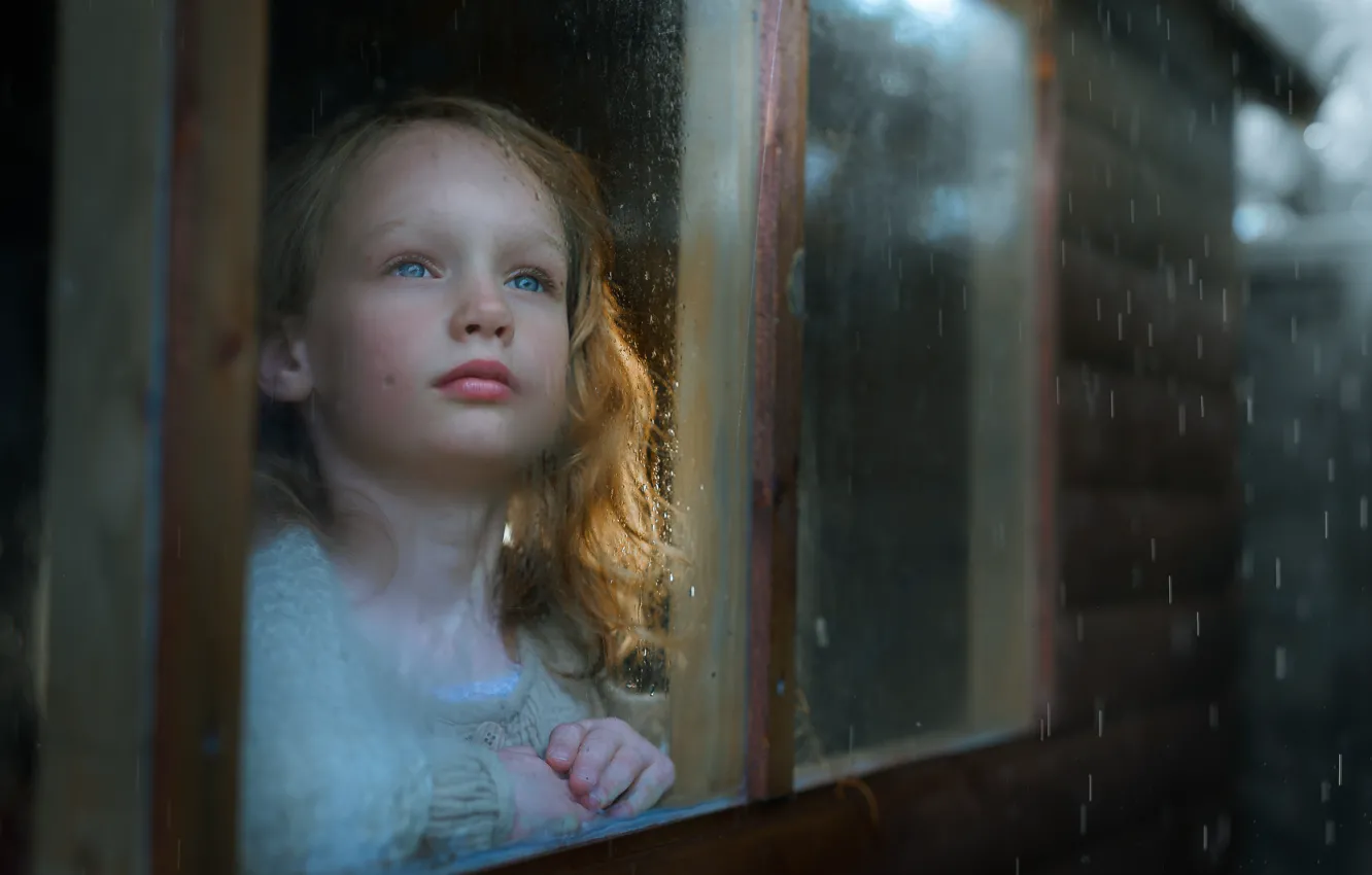 Фото обои дом, дождь, окно, девочка