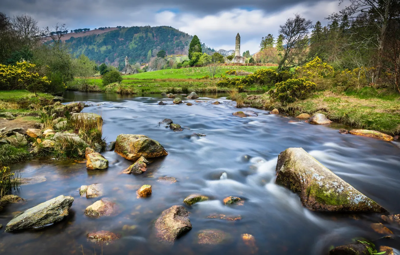 Фото обои деревья, река, камни, башня, долина, Ирландия, Ireland, Glendalough