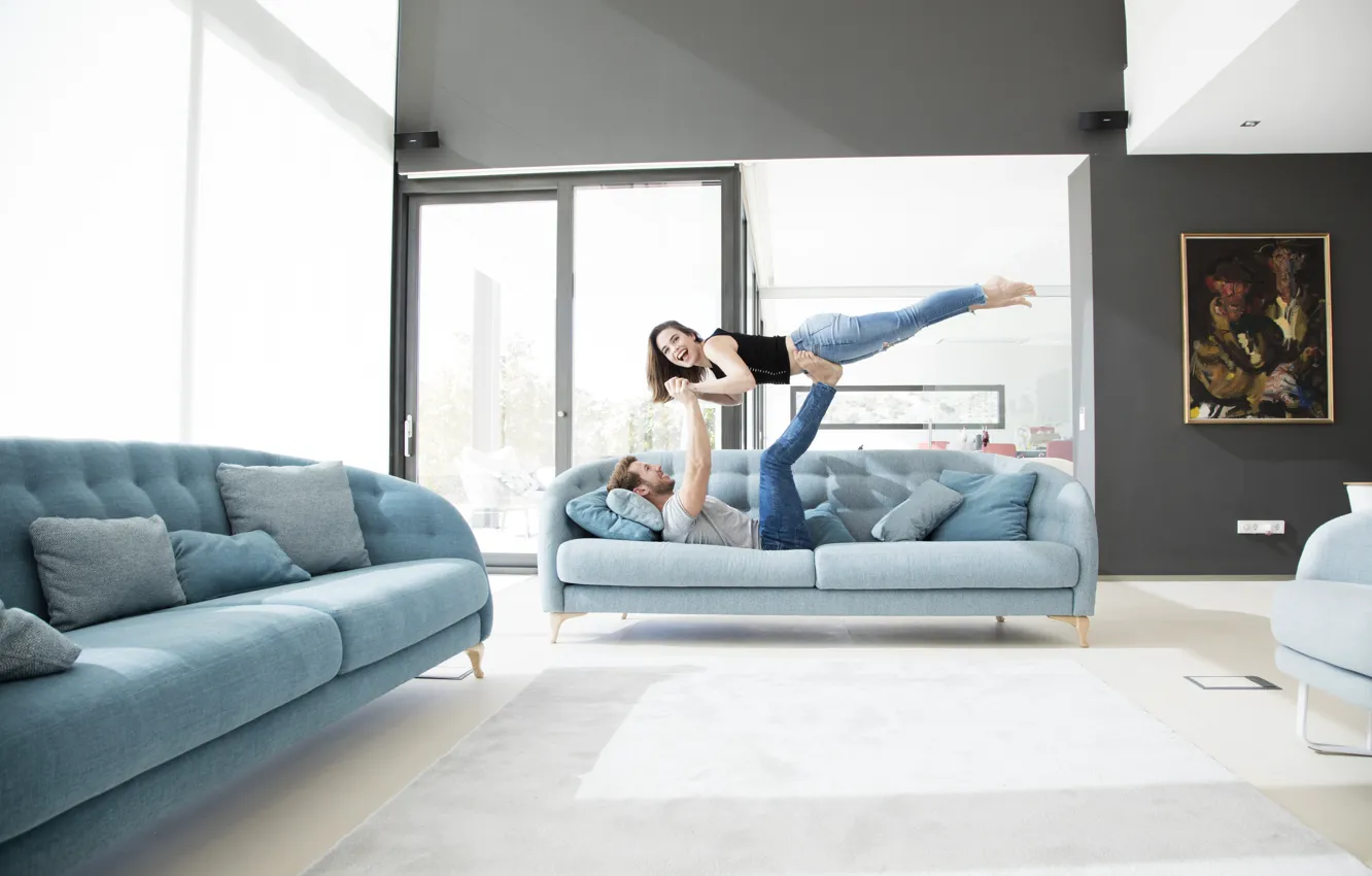Фото обои Девушка, Диван, Двое, Мужчина, Радость, Sofa, Современный дизайн, Интерьер гостиной в современном стиле