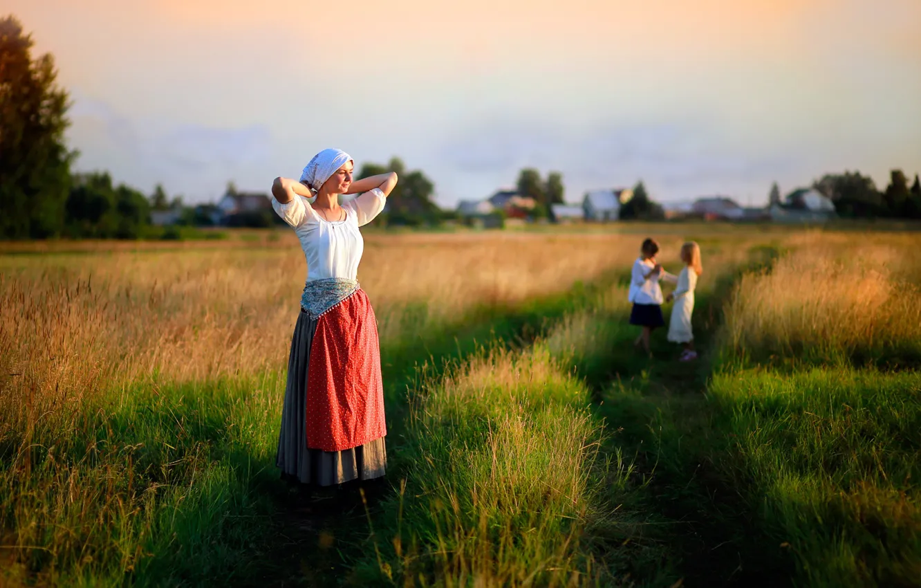Фото обои поле, трава, девушка, солнце, дети, детство