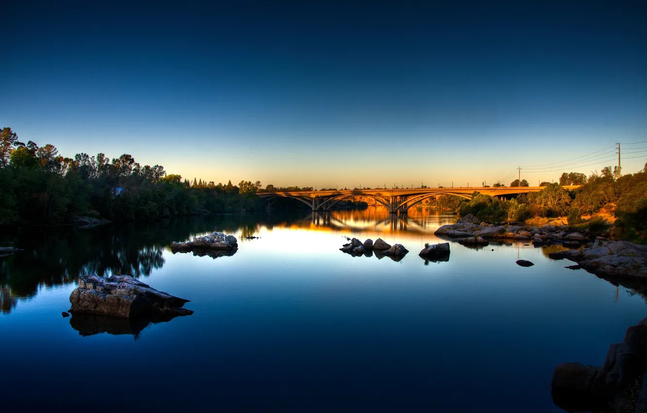 Фото обои небо, синий, мост, отражение, река, камни, утро, Калифорния