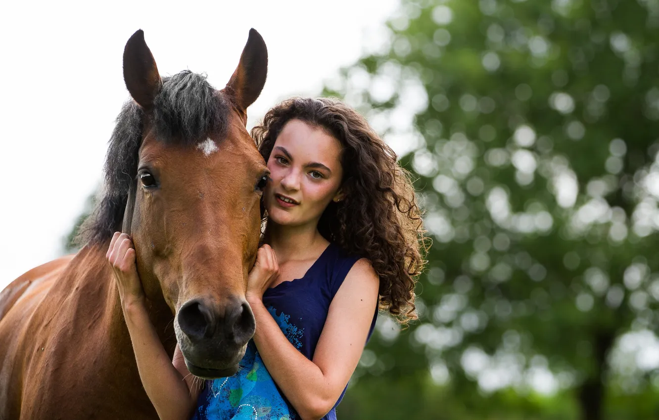 Фото обои взгляд, девушка, улыбка, лошадь, шатенка