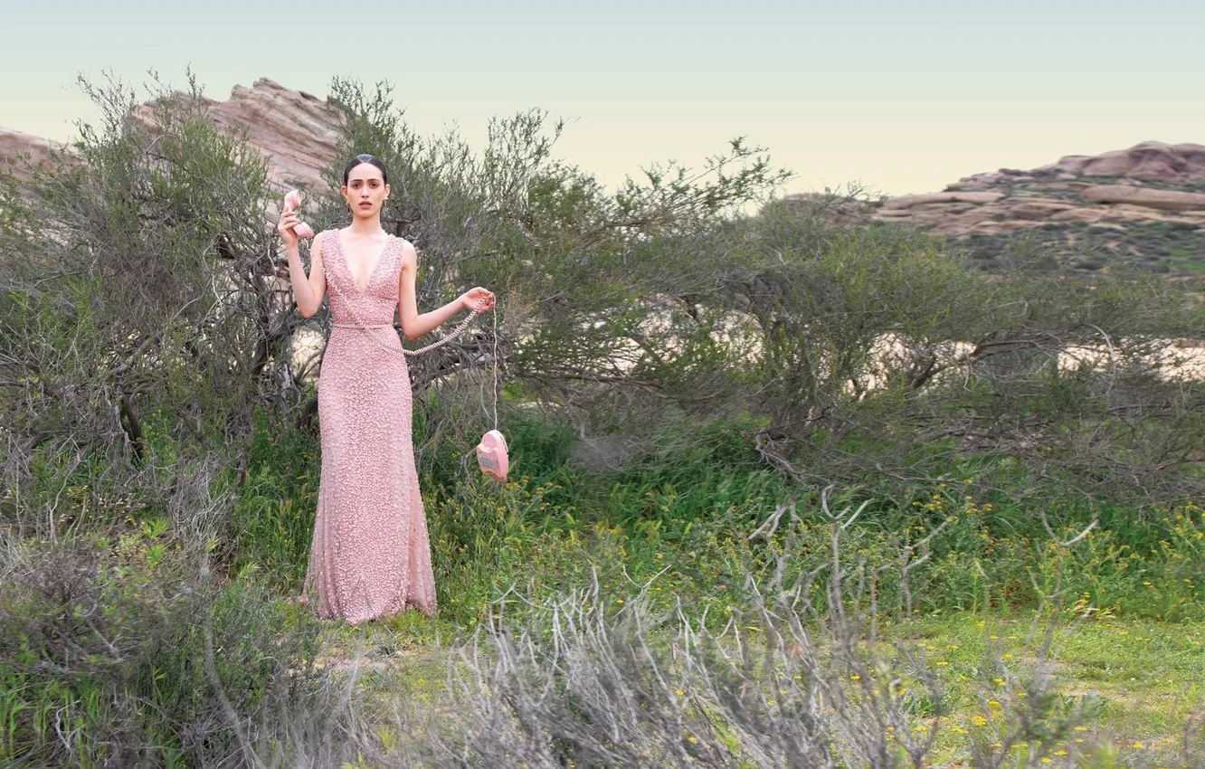 Фото обои фигура, платье, актриса, брюнетка, розовое, телефон, певица, кусты