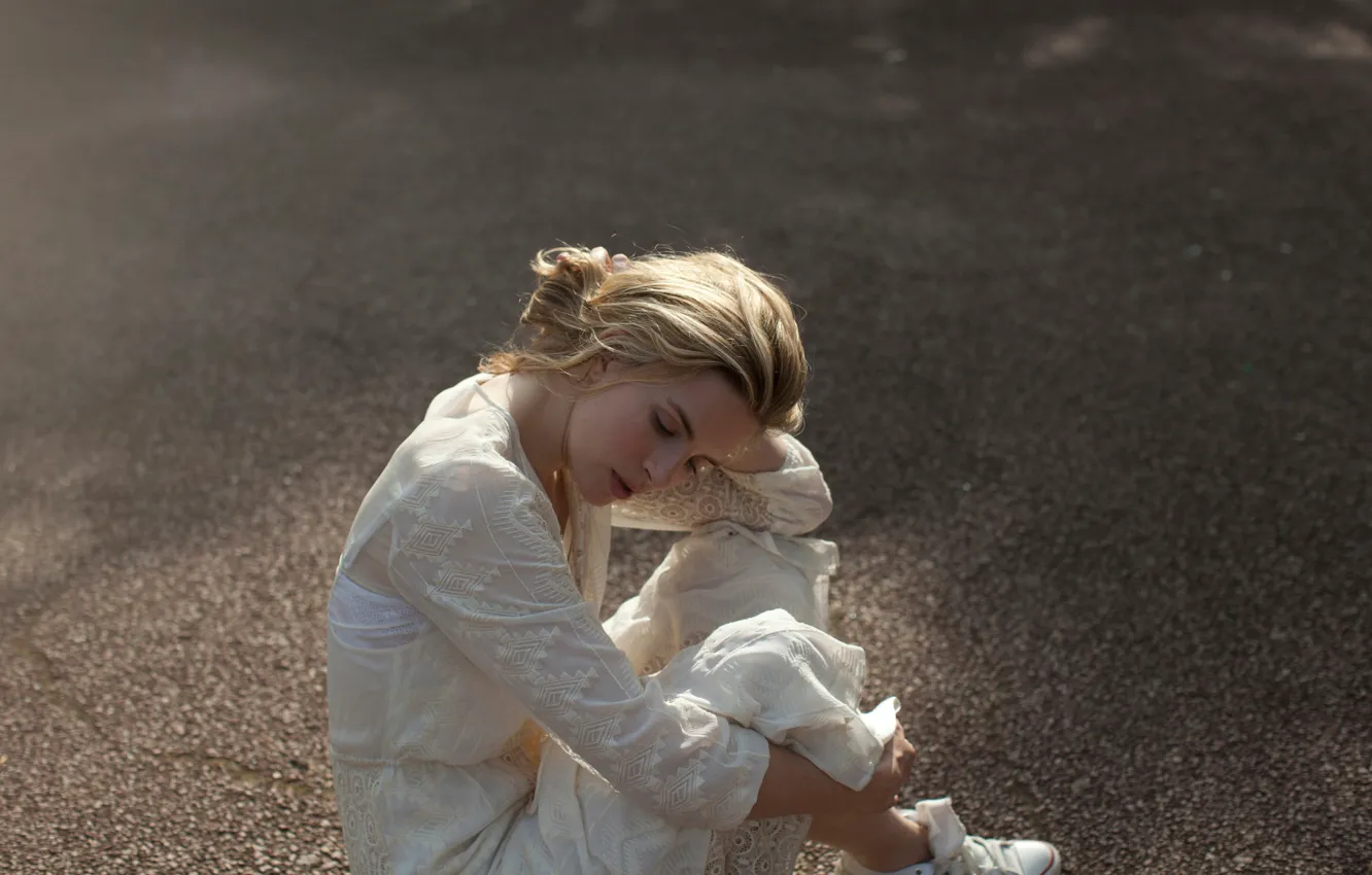Фото обои асфальт, девушка, поза, платье, Brit Marling