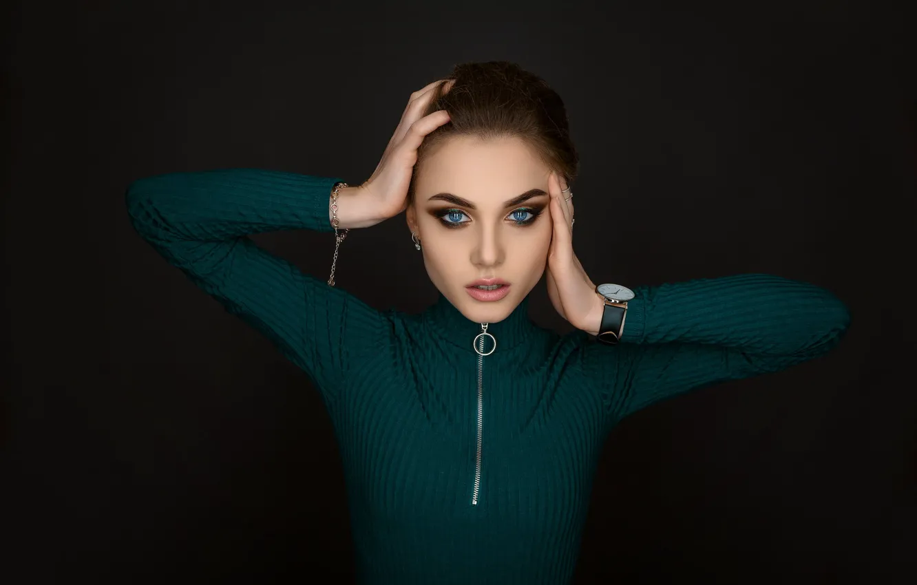 Фото обои Girl, Blue, Wall, Beauty, Eyes, Watch, Sight