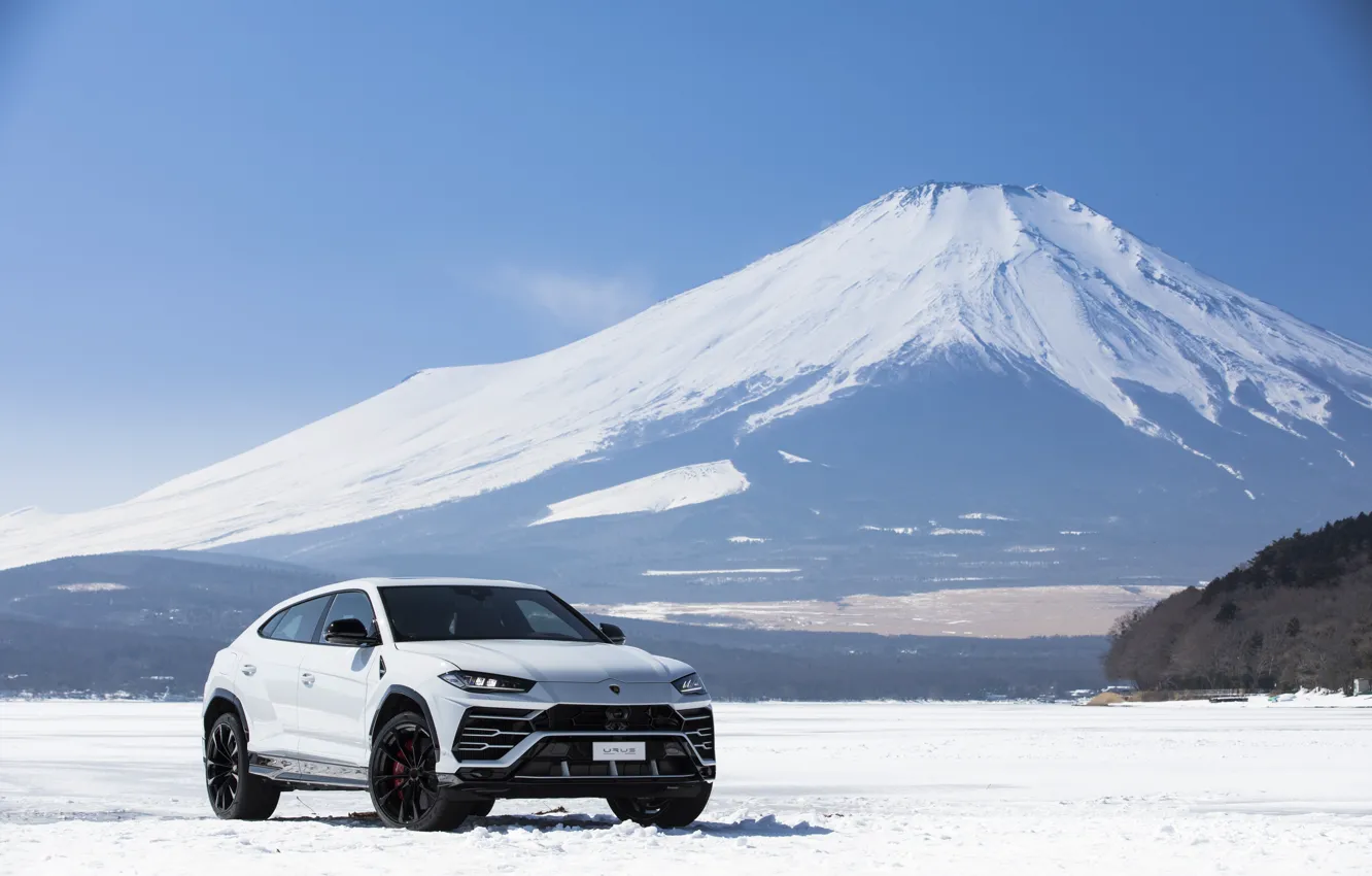Фото обои зима, гора, Lamborghini, Япония, 2018, кроссовер, Фудзияма, Urus