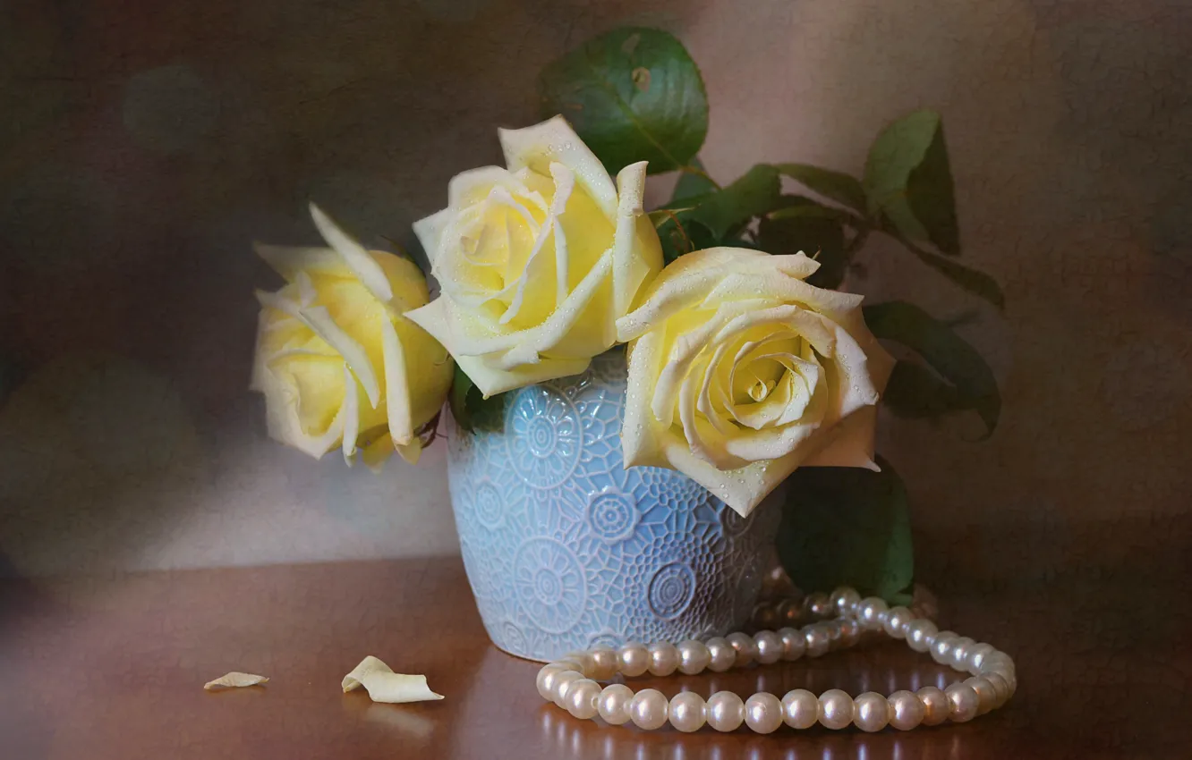 Фото обои цветы, стол, розы, жемчуг, бусы, ваза, натюрморт, боке