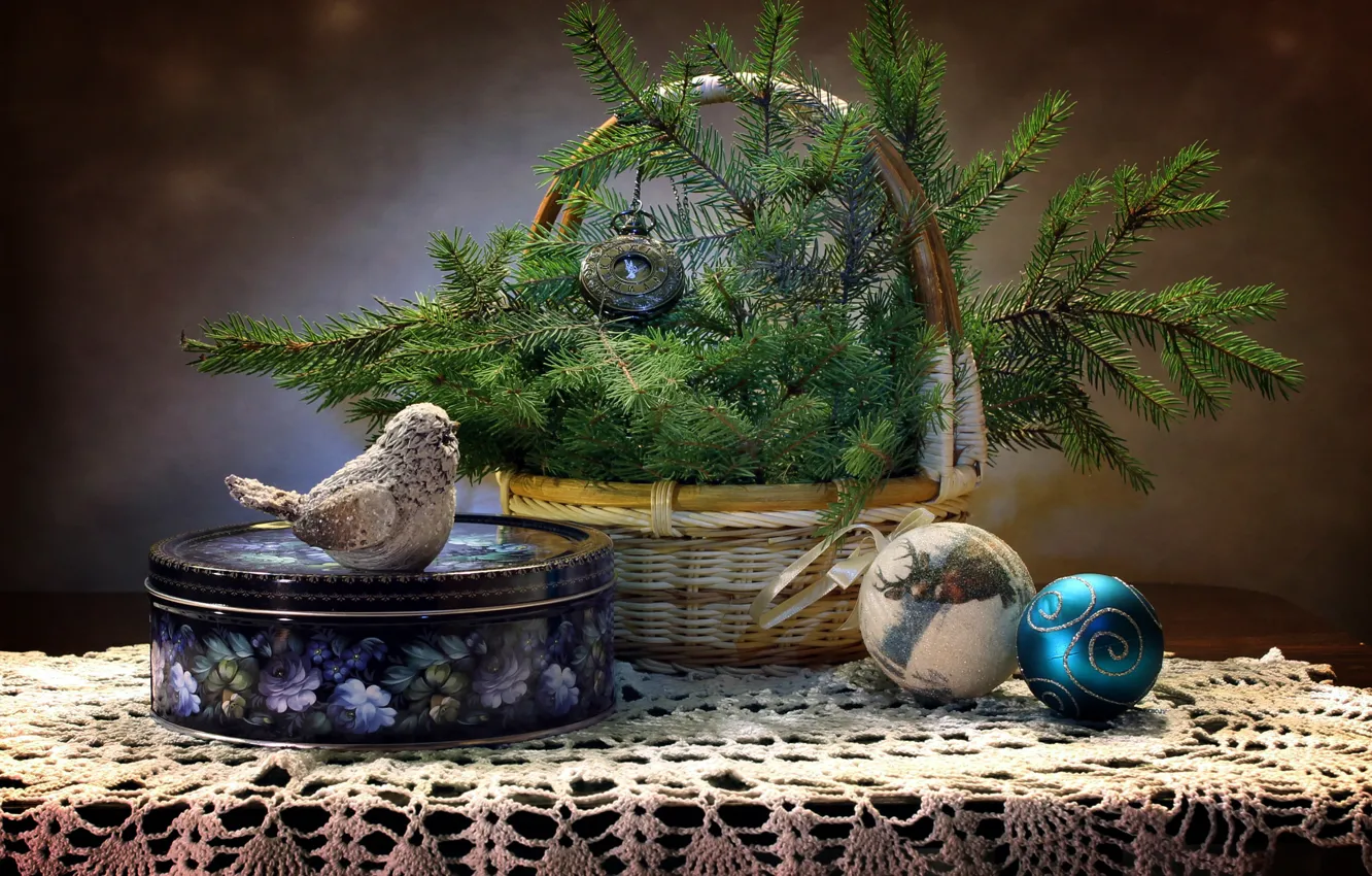 Фото обои стол, праздник, коробка, птица, шары, корзина, игрушки, часы
