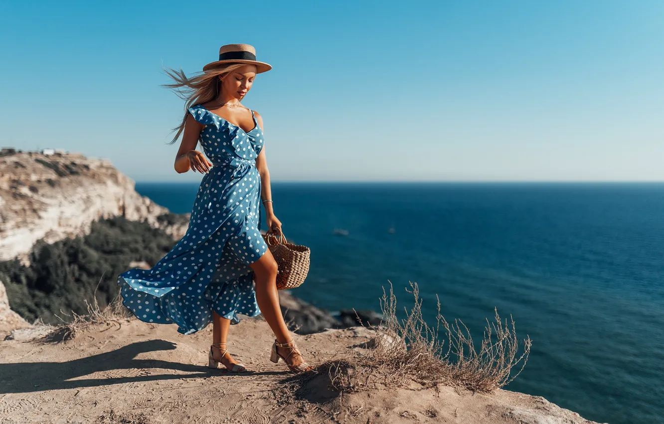 Фото обои девушка, поза, скала, побережье, горошек, платье, шляпка, Крым