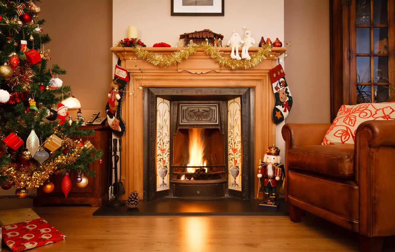 Фото обои зима, комната, огонь, игрушки, елка, кресло, Новый Год, Рождество