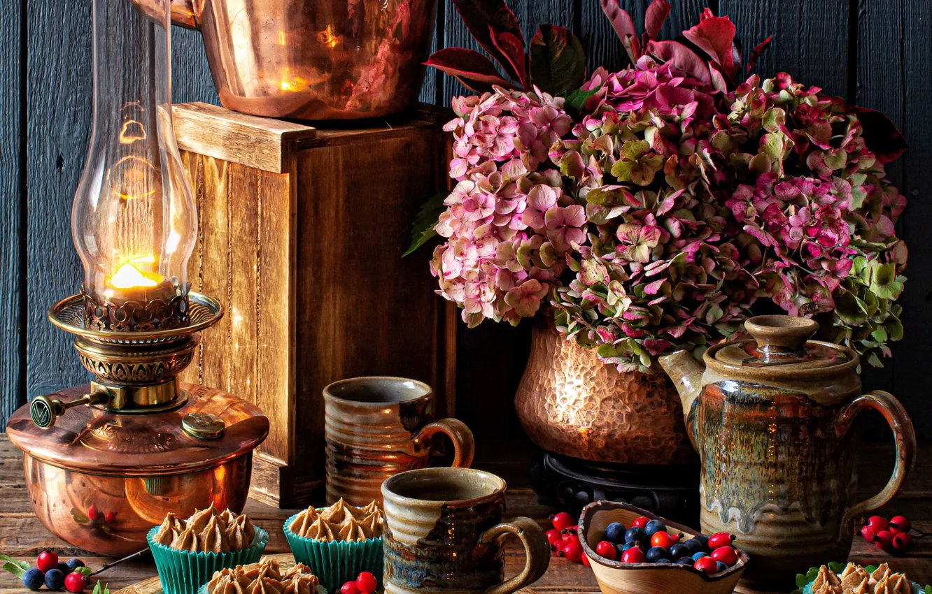 Фото обои цветы, стиль, ягоды, лампа, чайник, кружки, пирожные, гортензия