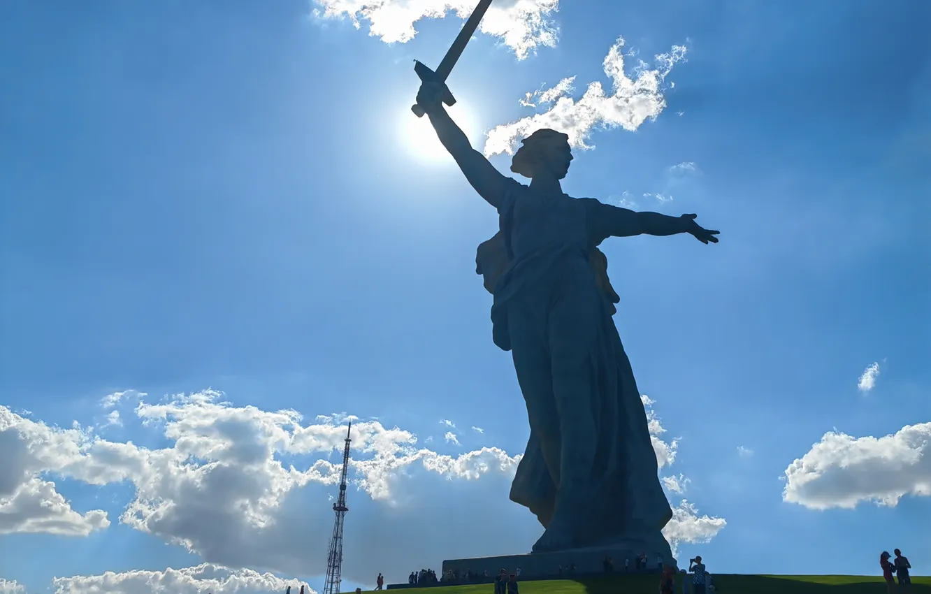 Фото обои небо, трава, памятник, Волгоград, Мамаев Курган