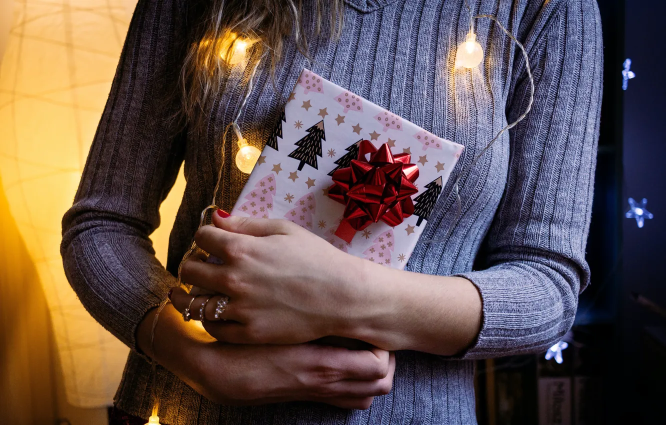 Фото обои зима, девушка, праздник, подарок, руки, Рождество, Новый год, новогодние украшения