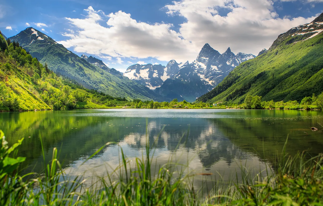 Фото обои зелень, трава, облака, горы, озеро, Альпы, ущелье