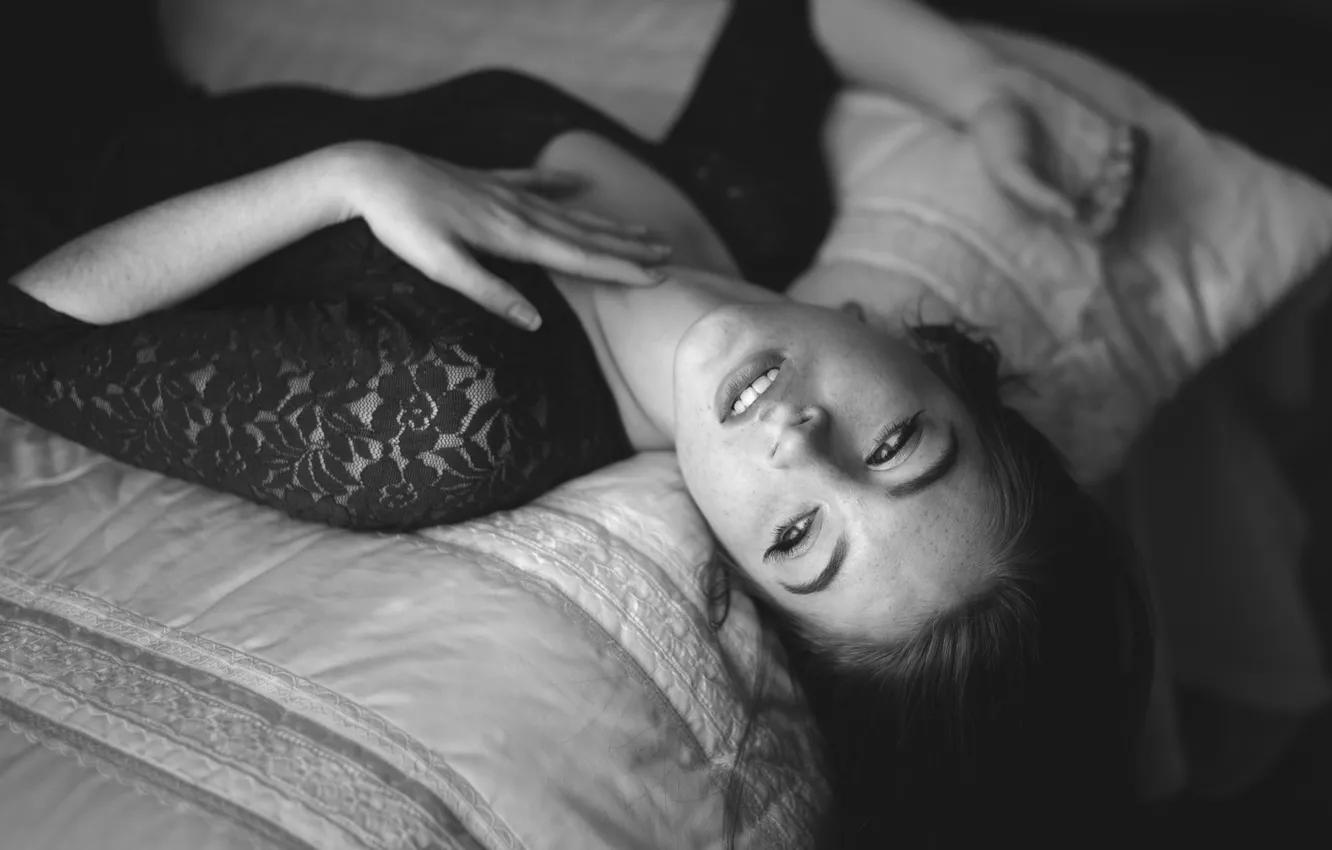 Фото обои взгляд, девушка, веснушки, черно-белое