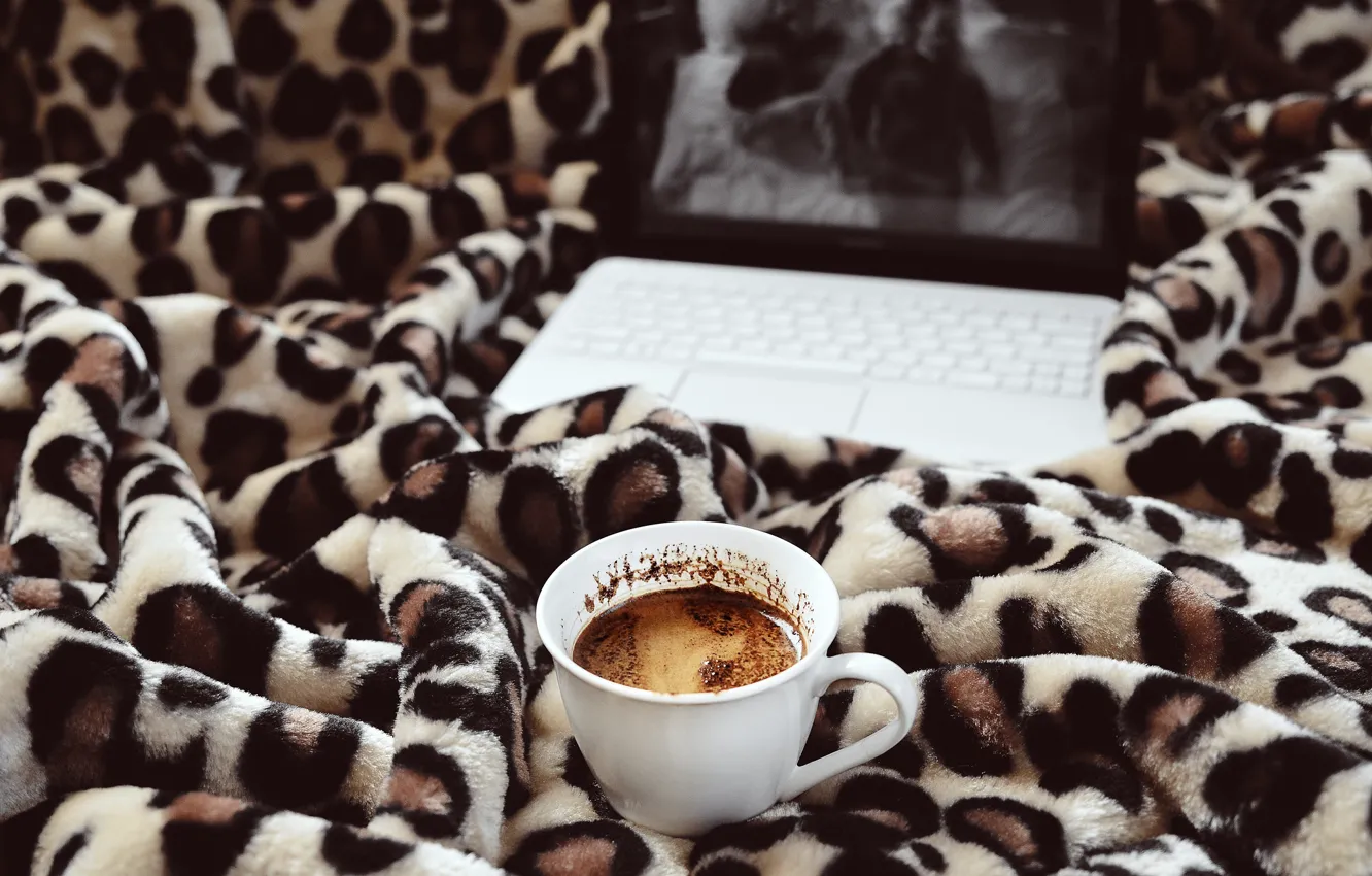Фото обои лист, фильм, кровать, кофе, чашка, MacBook