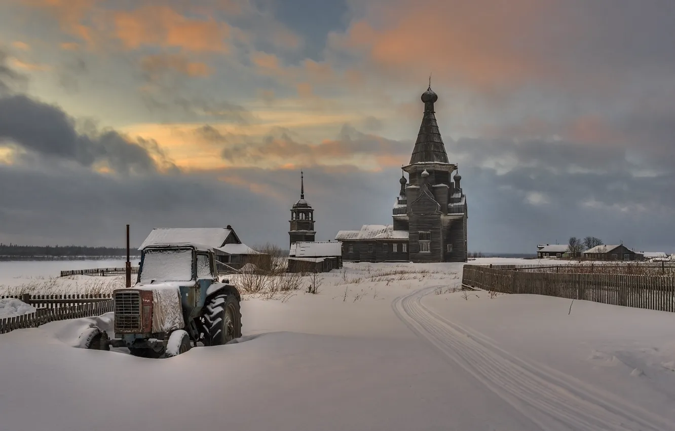 Фото обои зима, вечер, деревня, церковь, трактор, Архангельская область, Пияла