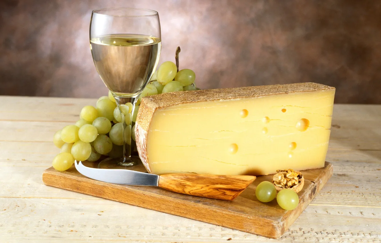 Фото обои вино, белое, бокал, сыр, виноград, гроздь, нож, доска