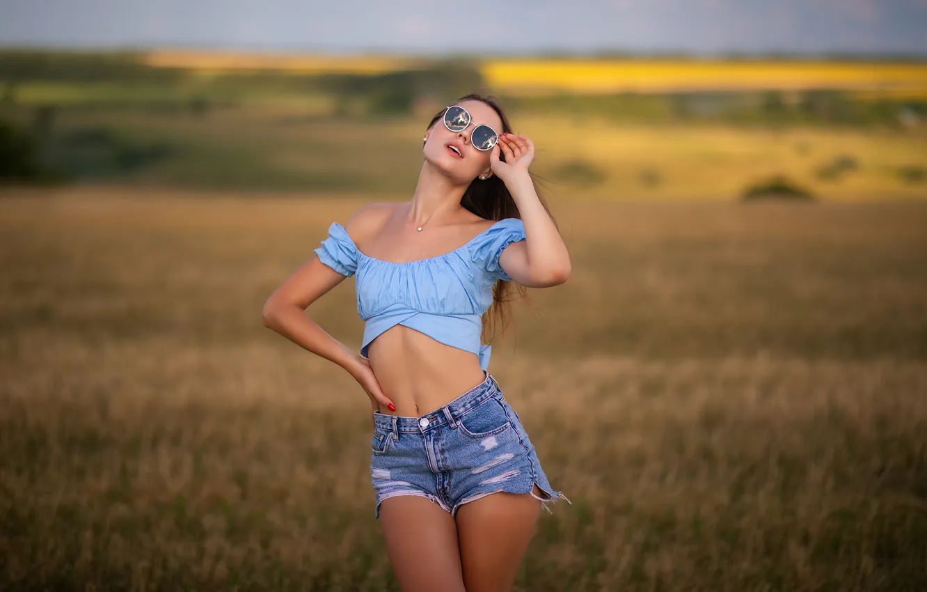 Фото обои девушка, grass, sky, field, nature, beautiful, clouds, model