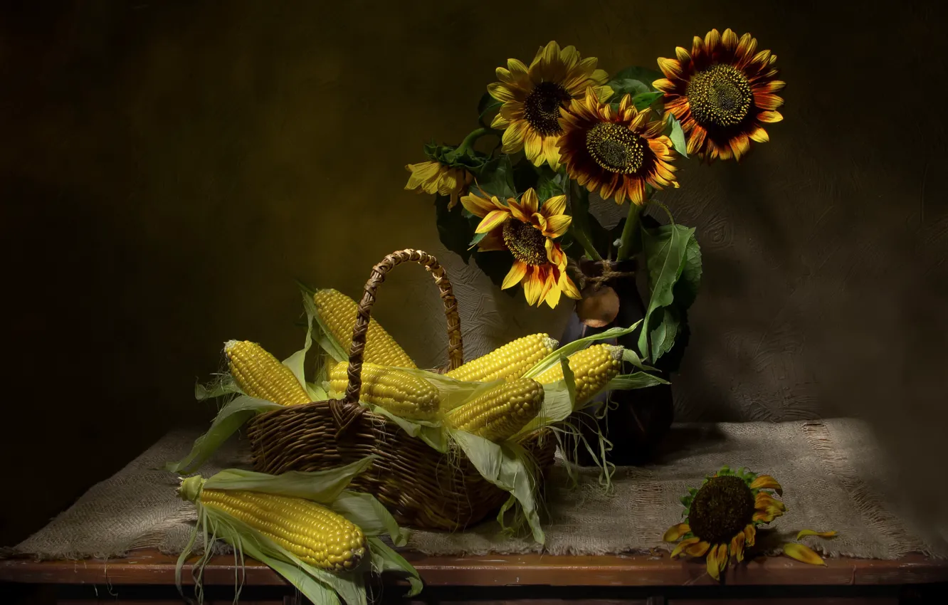 Фото обои подсолнухи, цветы, стол, букет, кукуруза, ваза, натюрморт, корзинка