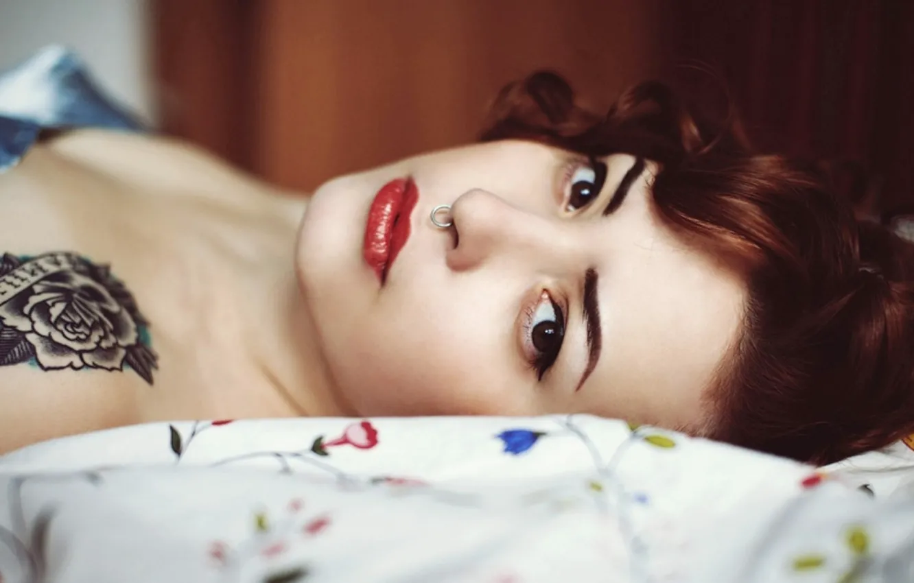 Фото обои tattoo, piercing, red head, septum, laying down