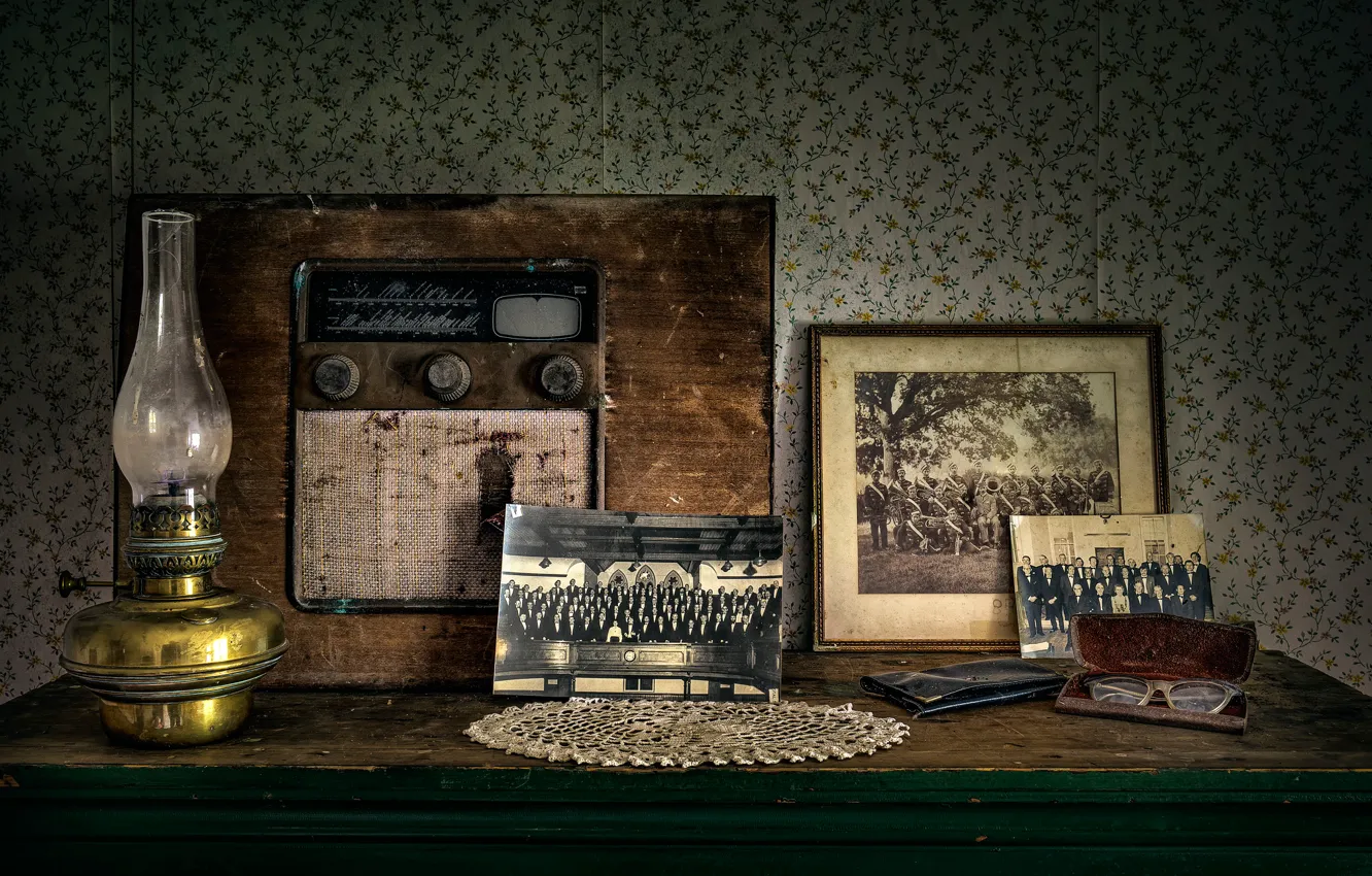Фото обои лампа, очки, радиоприёмник, старые фото