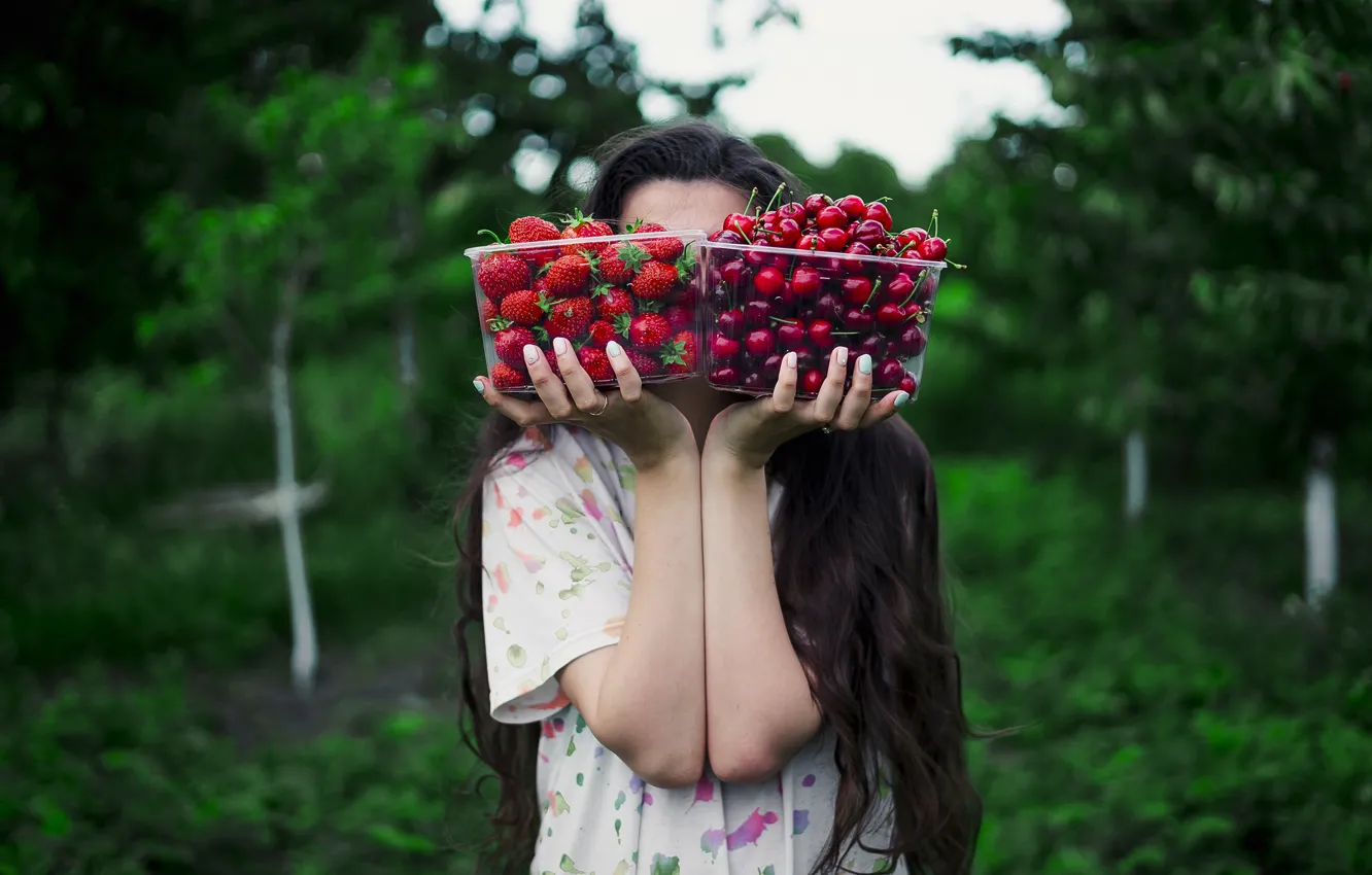Фото обои девушка, природа, вишня, руки, клубника, ягода
