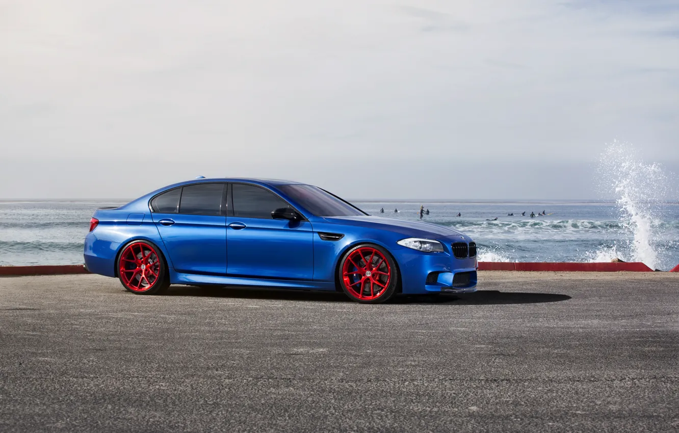 Фото обои море, синий, BMW, БМВ, красные, red, wheels, диски