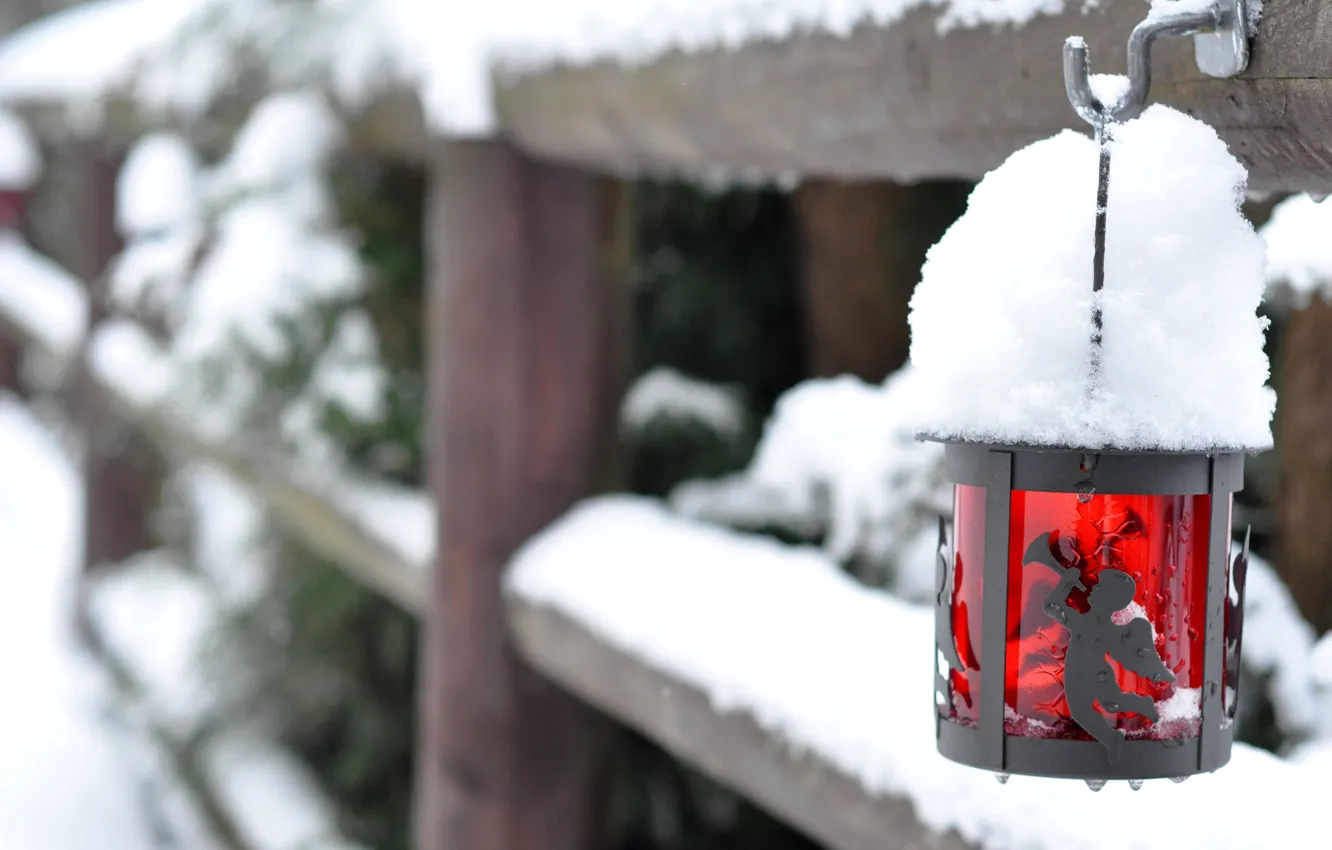 Фото обои зима, стекло, снег, красное, забор, ограда, фонарик, фонарь