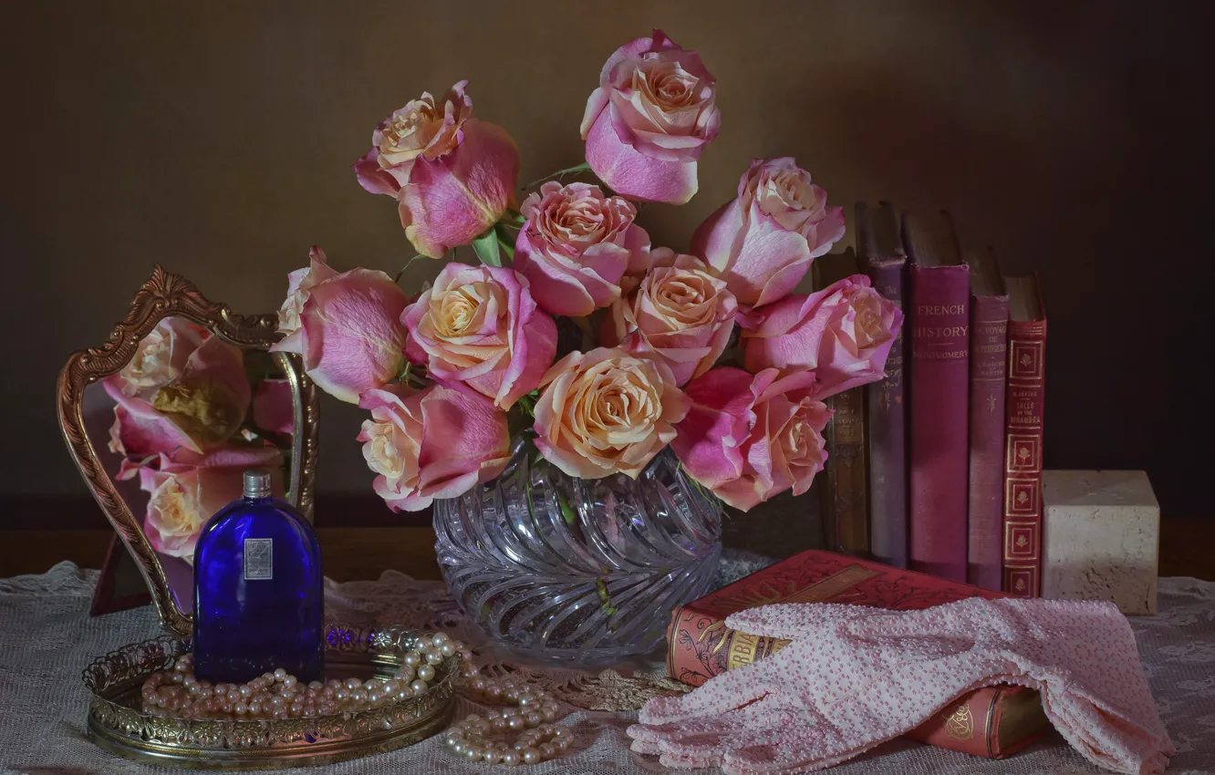 Фото обои цветы, стиль, книги, розы, духи, зеркало, жемчуг, перчатки