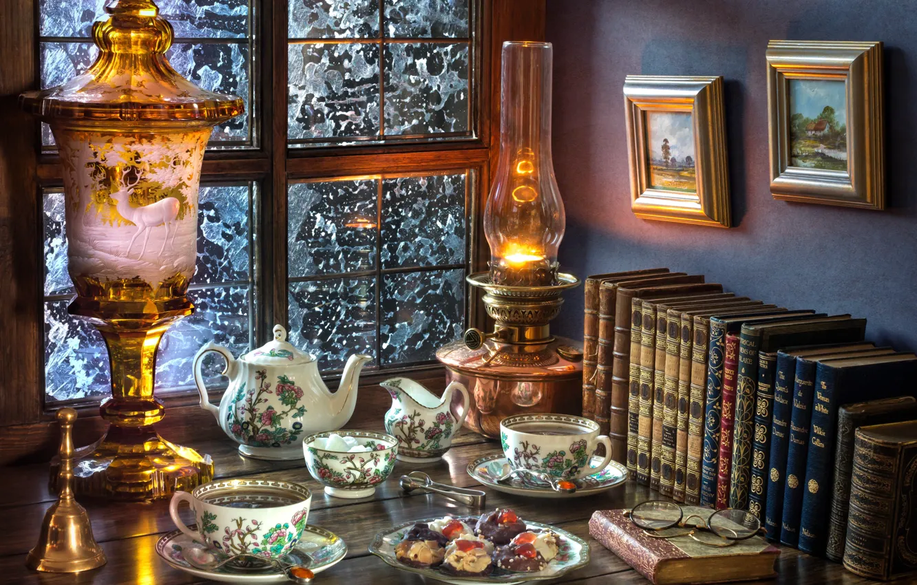 Фото обои стиль, чай, книги, лампа, печенье, окно, очки, чаепитие